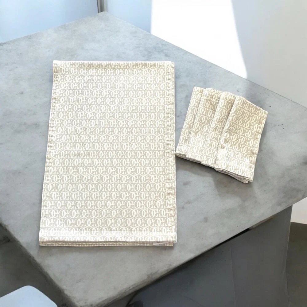 WILLIAMS SONOMA Grande Cuisine Monogram Jacquard Table Runner Plus 4 Nap…